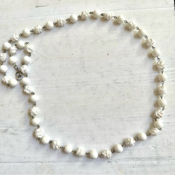White beaded necklace - Picture 2 of 8